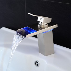 Zeitgenössisch Mittellage LED / Wasserfall with Keramisches Ventil Einhand Ein Loch for Gebürsteter Nickel, Waschbecken Wasserhahn